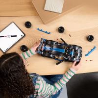 LEGO® Tech 42176 Porsche GT4 e-Performance versenyautó (2)