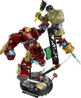 LEGO® ǀ Marvel 76343 Hulkbuster és Hulk óriási csatája (1)